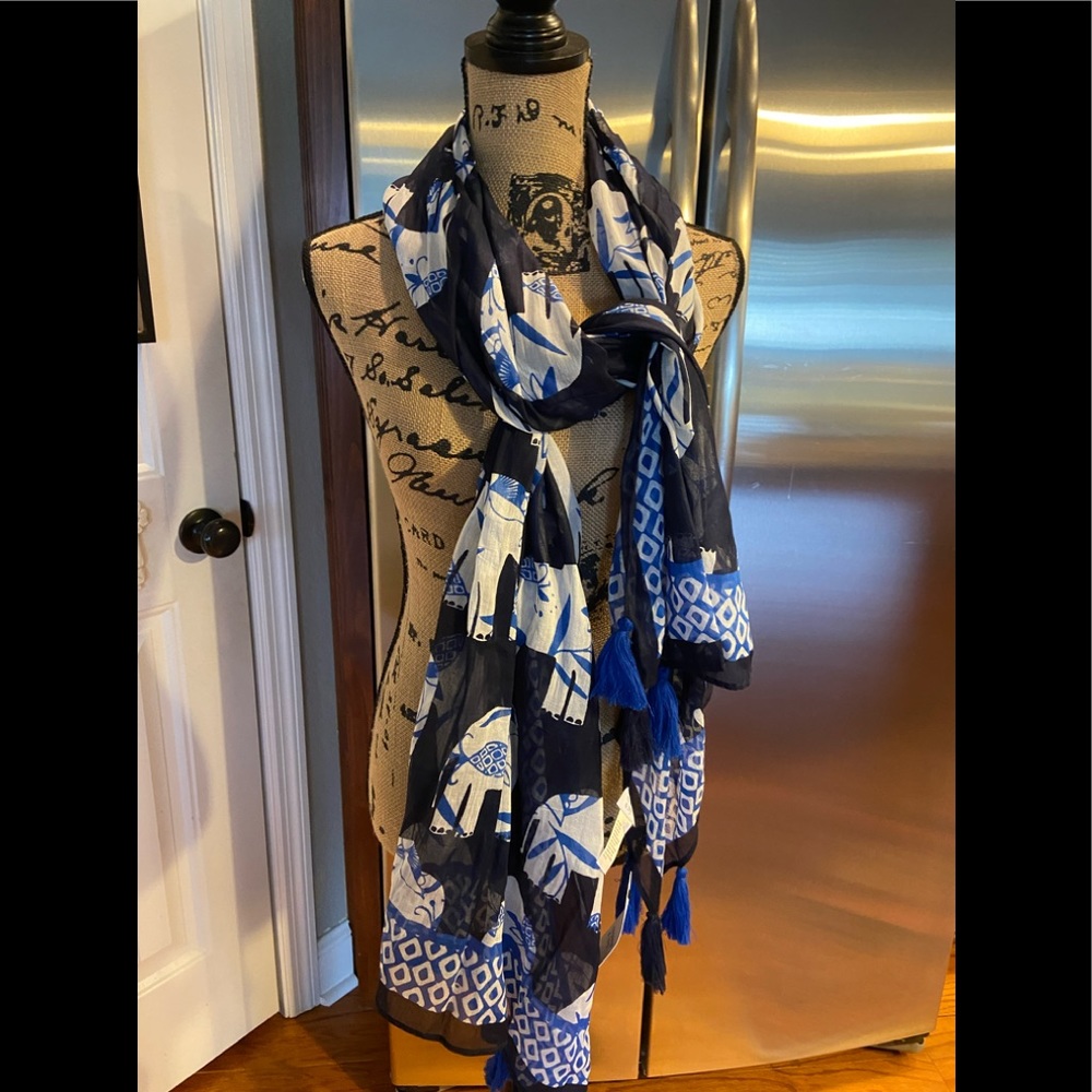 💕 NWT Crown & Ivy Scarf Wrap with Elephants and Tassels  Blue Black & White